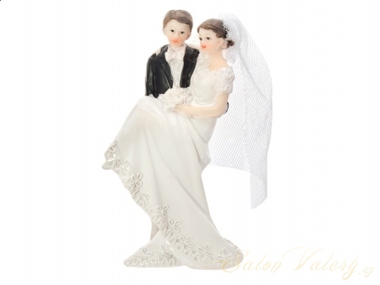 Svatební figurka nevěsta v náručí
