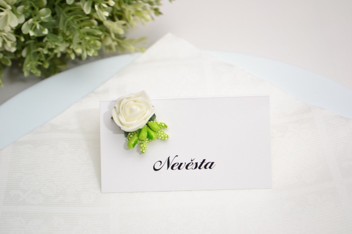 Svatební jmenovka s růží - bílá