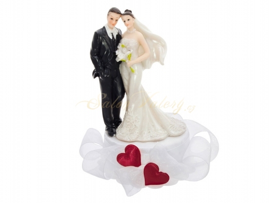 Svatební figurka na dort NOVOMANŽELÉ NA PODSTAVCI SE SRDÍČKY