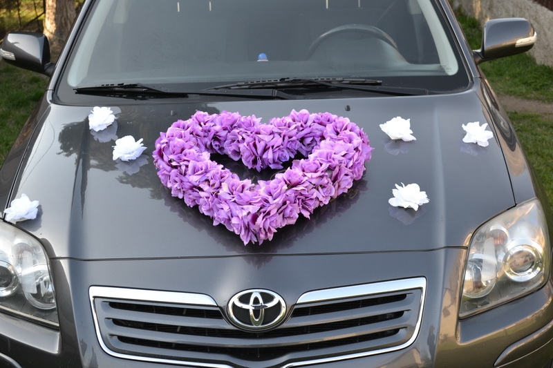 Svatební kytice na auto - srdce z růží fialové