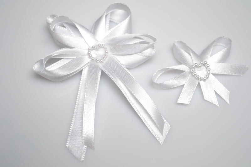 Svatební vývazky s perleťovým srdíčkem - bílá