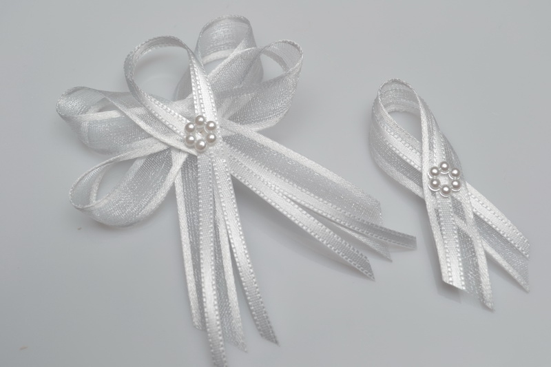 Svatební vývazek perleťová květinka - bílá