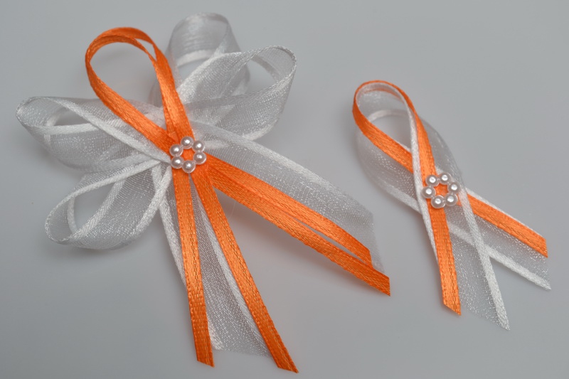 Svatební vývazek perleťová květinka - oranžová
