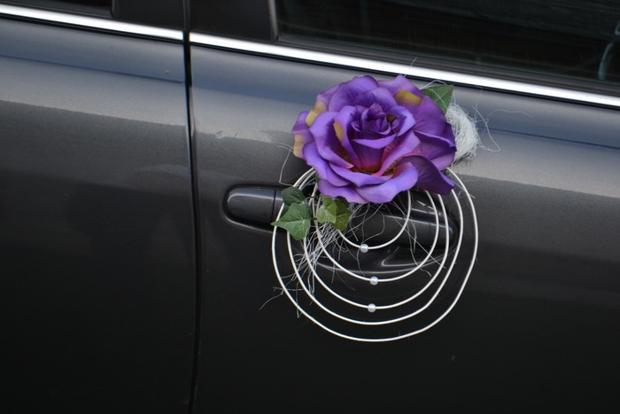 Pedigové ozdoby s růží na kliky aut - fialové