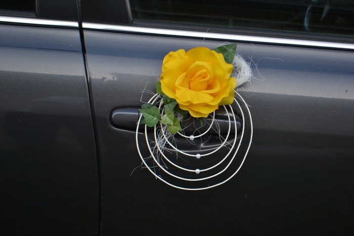 Pedigové ozdoby s růží na kliky aut - žluté